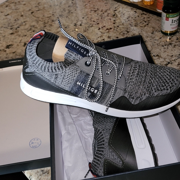 TOMMY HILFIGER NWT MENS DARK GRAY LEW KNIT SNEAKERS - Picture 9 of 10